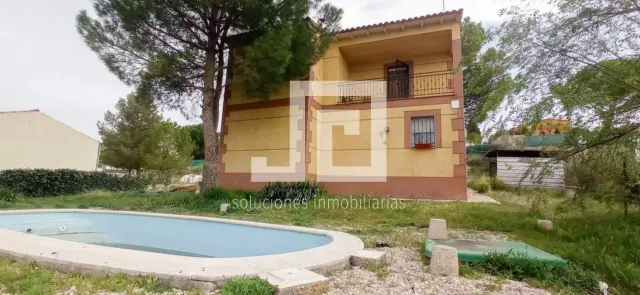 Chalet unifamiliar en venta en Calle Pino, Barajas de Melo de 165.000 €