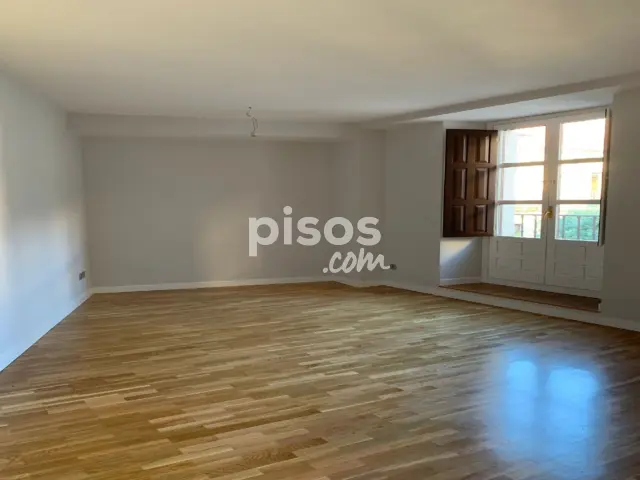 Piso en alquiler en Plaza de Guevara, Plaza Mayor-San Agustín (Segovia Capital) de 1.300 €<span>/mes</span>