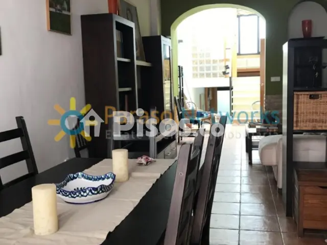 Casa adosada en alquiler en Nucli Urbà, Nucli Urbà (Oliva) de 800 €<span>/mes</span>