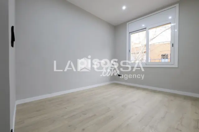 Piso en venta en Carrer d'Escòcia, cerca de Avinguda Meridiana, Vilapicina-La Torre Llobeta (Distrito Nou Barris. Barcelona Capital) de 270.000 €