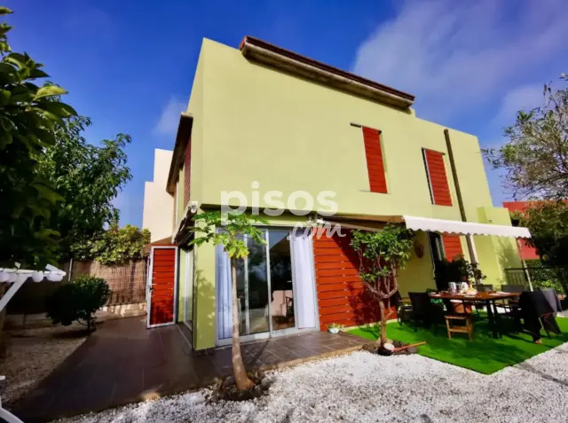 Chalet adosado en alquiler en Avenida de los Pesqueros, Santa Úrsula de 1.500 €<span>/mes</span>