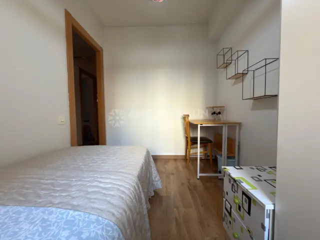 Habitación en alquiler en Calle de Pradilla, Carolinas (Distrito Pla-Carolinas. Alicante - Alacant) de 400 €<span>/mes</span>