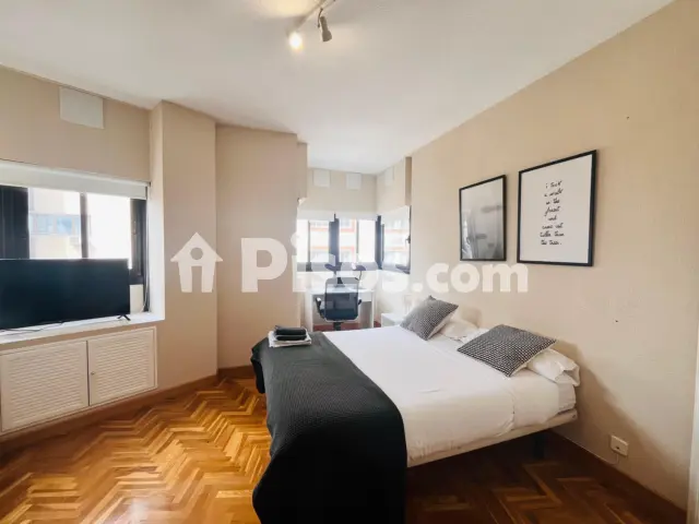 Habitación en alquiler en Calle de Jacometrezo, 15, Sol (Distrito Centro. Madrid Capital) de 975 €<span>/mes</span>