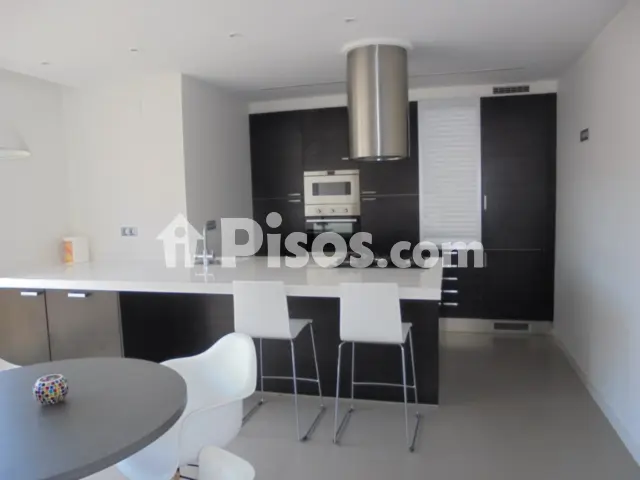 Ático en alquiler en Carrer Corredora, número 00, Centro (Distrito Núcleo Urbano. Elx - Elche) de 1.200 €<span>/mes</span>