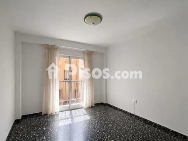 Piso en venta en Carrer del Comte de Torrefiel, cerca de Carrer del Marquès de Montortal, Torrefiel (Distrito Rascanya. València Capital) de 185.000 €