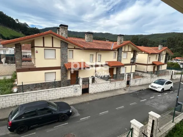 Chalet adosado en venta en Calle Montealegre, Sámano (Castro Urdiales) de 290.000 €