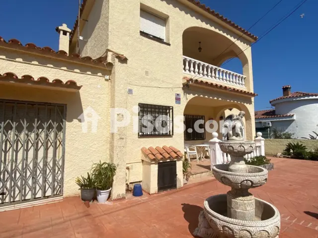 Chalet en venta en Carrer dels Xops, Platja de Mont-roig (Mont-roig del Camp) de 389.000 €