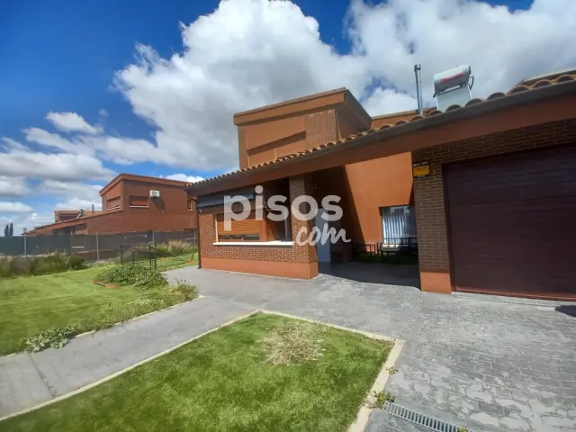 Chalet unifamiliar en venta en Calle Rio Tajo, Aldeamayor de San Martín de 330.000 €