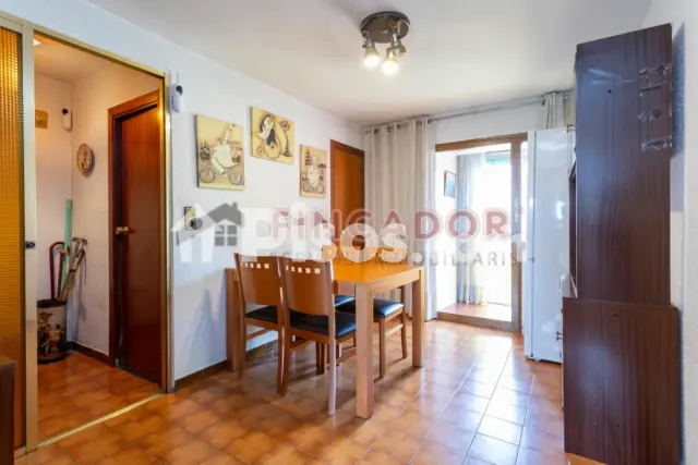 Piso en venta en Via Favència, cerca de Carrer de Joaquim Puig i Pidemunt, Roquetes (Distrito Nou Barris. Barcelona Capital) de 165.000 €