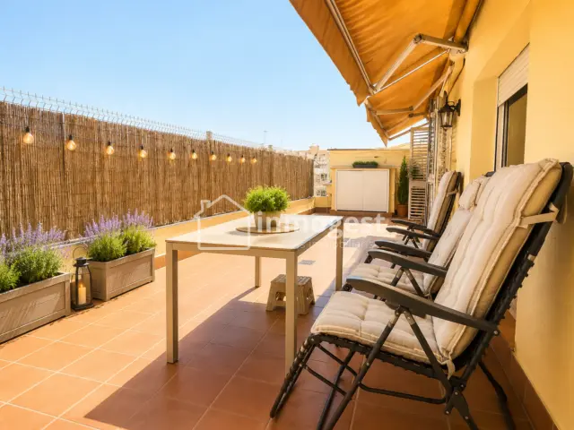 Ático en venta en Carrer d'Àngel Guimerà, cerca de Carrer de Ramon Sambola, Centre (Salt) de 215.000 €