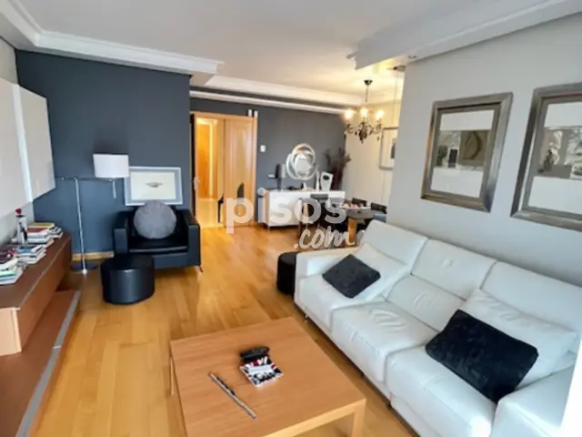 Chalet adosado en venta en Calle de Rosalía de Castro, Simancas de 456.000 €