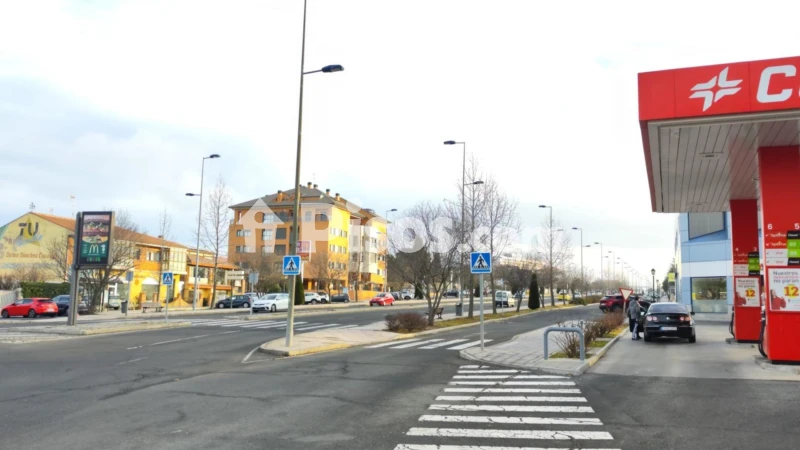 Local comercial en alquiler en Av. Juan Carlos I - Vista 3