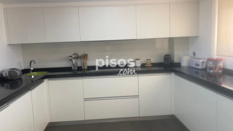 Chalet en alquiler en Urbanització los Lagos, cerca de Calle de los Girasoles, Alginet de 3.500 €<span>/mes</span>