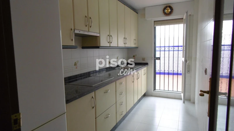 Piso en alquiler en Calle de la Raya Real, Zona Avenida de Juan Diego (Bormujos) de 750 €<span>/mes</span>