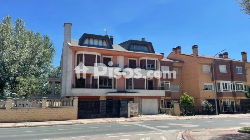 Casa adosada en venta en Avenida de los Reyes Católicos, cerca de Calle T - Vista 3