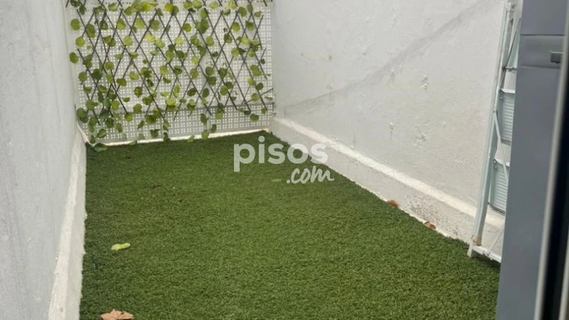 Ático en alquiler en Calle Fernando IV, Los Remedios (Distrito Los Remedios. Sevilla Capital) de 900 €<span>/mes</span>