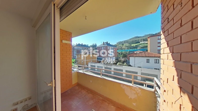 Piso en venta en Avenida de Cantabria, cerca de Calle de la Cuesta, Los Corrales de Buelna de 101.000 €