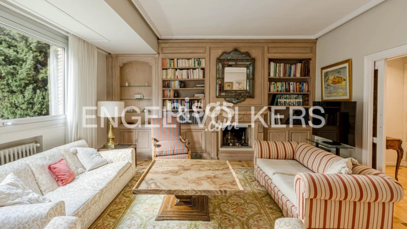 Piso en alquiler en Avenida de Pío XII, cerca de Avenida del Comandante Franco