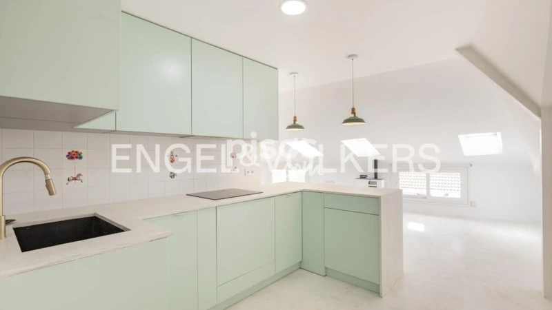 Ático en alquiler en Calle de la Madera, cerca de Calle del Pez