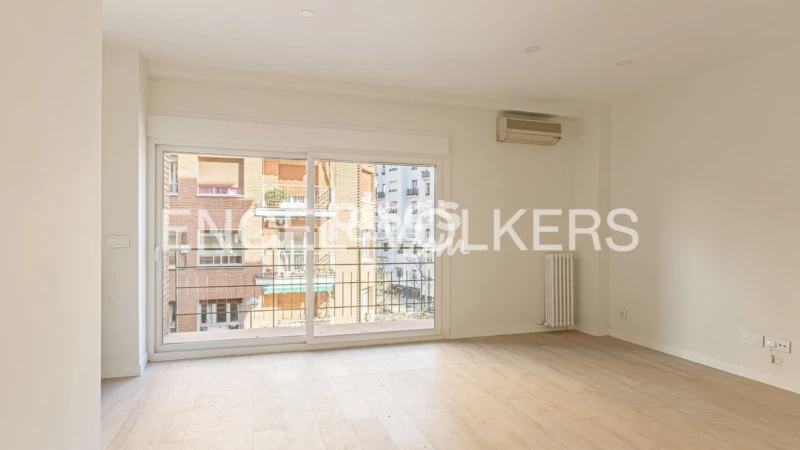 Piso en alquiler en Calle de María de Guzmán, cerca de Calle de Santa Engracia