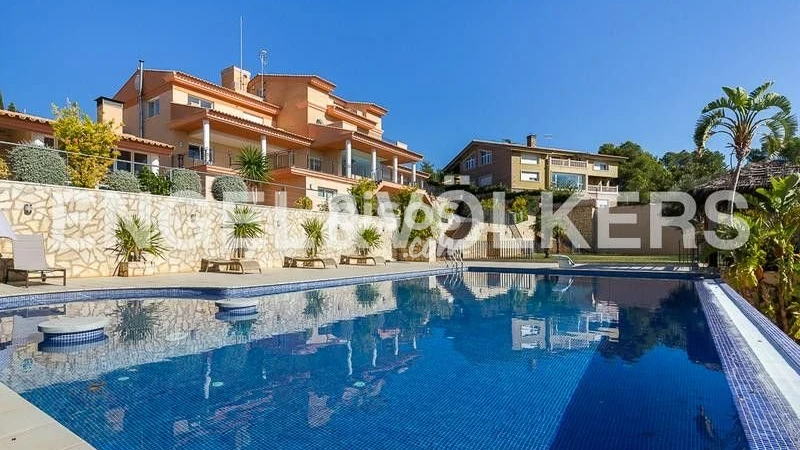 Casa rústica en alquiler en Urbanizaciones Cumbres de Calicanto-Manyes-Barbeta, Urbanizaciones Cumbres de Calicanto-Manyes-Barbeta (Torrent) de 11.900 €<span>/mes</span>