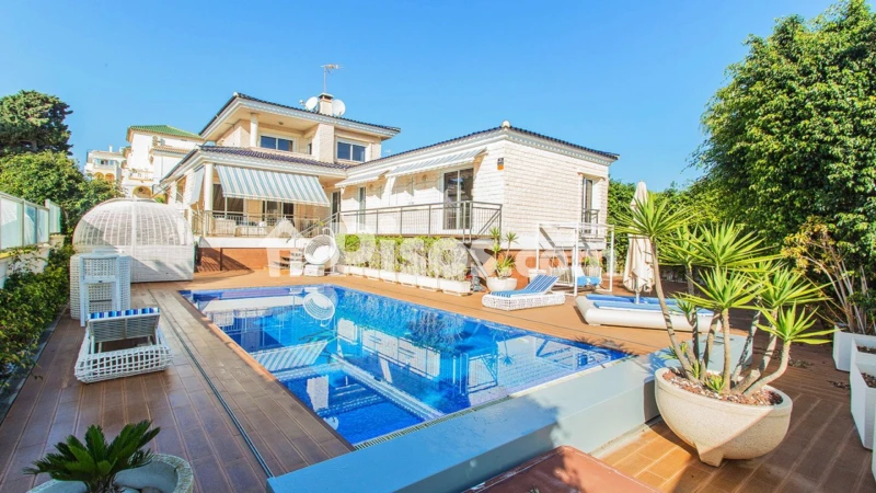 Casa, 469 m², terreno 625 m²