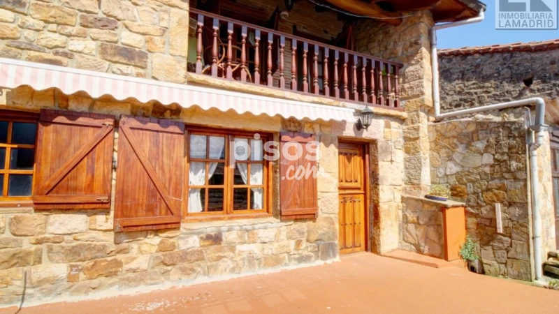 Casa adosada en venta en Barrio de Bostronizo, 43, cerca de Carretera de San Juan Roicedo, Arenas de Iguña de 155.000 €