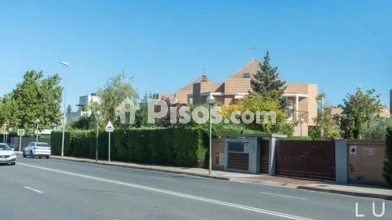 Chalet en venta en Avenida de Madrid, cerca de Calle Villa Natura - Vista 3