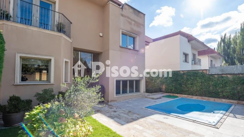 Casa adosada en alquiler en Calle >Av. de Fuentelarreina, Número >