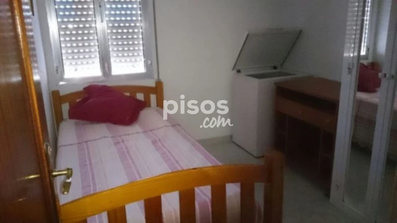 Habitación en alquiler en Calle Puerto de Piqueras, 7, Juan XXIII-Rochelambert (Distrito Cerro Amate. Sevilla Capital) de 350 €<span>/mes</span>