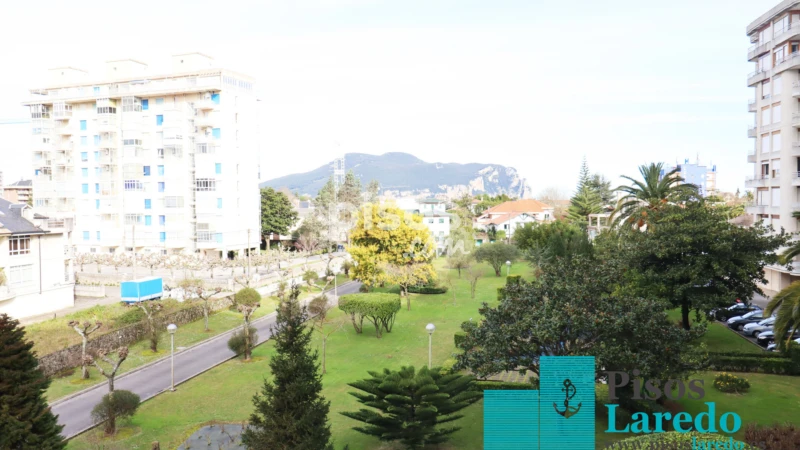 Piso en alquiler en Calle del Padre Ignacio Ellacuria, 115, Carlos V (Laredo) de 3.850 €<span>/mes</span>