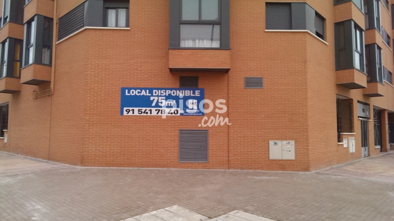 Local comercial en venta en Calle de Entrepeñas, 86, Entrevías (Distrito Puente de Vallecas. Madrid Capital) de 165.000 €