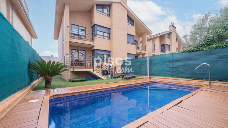 Chalet pareado en venta en Calle de Camariñas, cerca de Calle de Arousa, Zona Bulevar (Arroyomolinos) de 619.900 €