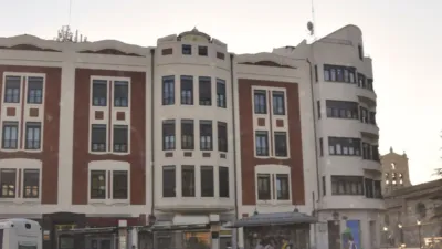 Local comercial en alquiler en Plaza de León, Centro (Palencia Capital) de 3.000 €<span>/mes</span>
