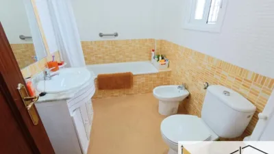 Casa adosada en venta en Avenida de la Laguna, cerca de Calle Mariño, La Laguna (Chipiona) de 365.000 €
