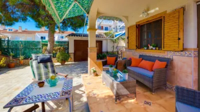 Chalet en venta en Calle Baco, Playa de los Locos-Los Frutales-Cabo Cervera (Torrevieja) de 365.000 €