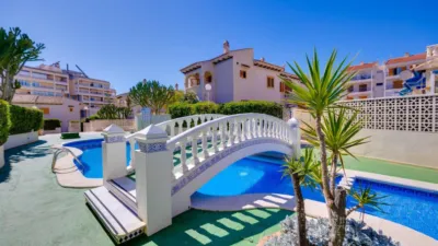 Chalet en venta en Calle Baco, Playa de los Locos-Los Frutales-Cabo Cervera (Torrevieja) de 365.000 €