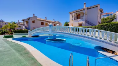 Chalet en venta en Calle Baco, Playa de los Locos-Los Frutales-Cabo Cervera (Torrevieja) de 365.000 €