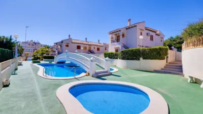 Chalet en venta en Calle Baco, Playa de los Locos-Los Frutales-Cabo Cervera (Torrevieja) de 365.000 €