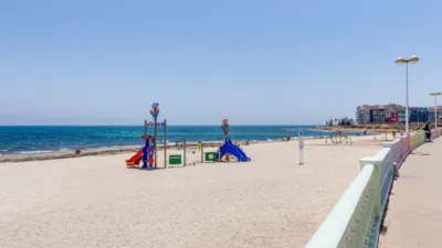 Chalet en venta en Calle Baco, Playa de los Locos-Los Frutales-Cabo Cervera (Torrevieja) de 365.000 €