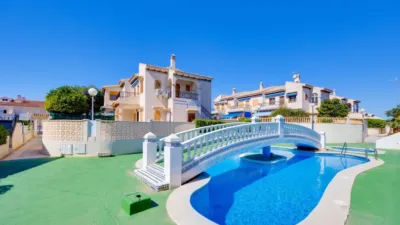 Chalet en venta en Calle Baco, Playa de los Locos-Los Frutales-Cabo Cervera (Torrevieja) de 365.000 €