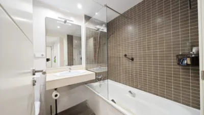 Apartment on Dave Thomas Street, No. 1 photo 18