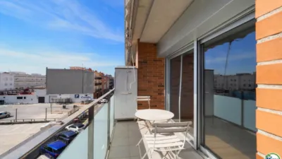 Duplex penthouse for sale in the centre of Roses with a large 67 m2 terrace, to enjoy the Mediterranean climate all year round. Property of 113 m2 with 4 bedrooms, 2 bathrooms, fitted kitchen and bright living room, located in a building with lift built in 2008. It has air conditioning, heat pump and parking option, which makes it an excellent opportunity both as a main residence and as an investment in one of the most sought-after areas of Roses, close to all services and just minutes from the sea. In compliance with current regulations, we inform you that the advertised price includes real agency fees. Taxes applicable to the purchase (ITP or VAT and AJD, as appropriate), as well as notary, Land Registry and management fees, will be borne by the buyer in accordance with current legislation. The property has a valid habitability certificate and energy efficiency certificate. The information in this advertisement is indicative and non-contractual, and may be subject to modification at the owner's discretion or contain unintentional errors or omissions. photo 3