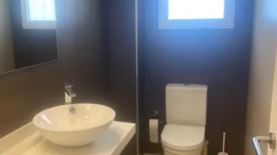 Chalet en alquiler en Urbanització los Lagos, cerca de Calle de los Girasoles, Alginet de 3.500 €<span>/mes</span>