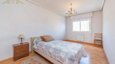 Semi-detached house in the town centre photo 20