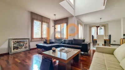 Chalet for sale in the Atalaya area of Huércal-Overa. Property built on a 560 m² plot with a constructed living area of 530 m². The house comprises 4 bedrooms (master bedroom with walk-in closet), 5 bathrooms (1 on the ground floor, 1 on the upper floor in each bedroom, 1 on the ground floor and 1 in the basement), 1 guest toilet in the exterior area, spacious separate lounge, fully furnished and equipped independent kitchen, large pantry, extensive laundry area, several terraces, and a basement with independent access and motorized doors capable of accommodating multiple cars. The property features high photo 11