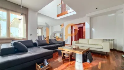 Chalet for sale in the Atalaya area of Huércal-Overa. Property built on a 560 m² plot with a constructed living area of 530 m². The house comprises 4 bedrooms (master bedroom with walk-in closet), 5 bathrooms (1 on the ground floor, 1 on the upper floor in each bedroom, 1 on the ground floor and 1 in the basement), 1 guest toilet in the exterior area, spacious separate lounge, fully furnished and equipped independent kitchen, large pantry, extensive laundry area, several terraces, and a basement with independent access and motorized doors capable of accommodating multiple cars. The property features high photo 12