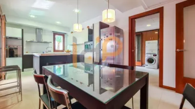 Chalet for sale in the Atalaya area of Huércal-Overa. Property built on a 560 m² plot with a constructed living area of 530 m². The house comprises 4 bedrooms (master bedroom with walk-in closet), 5 bathrooms (1 on the ground floor, 1 on the upper floor in each bedroom, 1 on the ground floor and 1 in the basement), 1 guest toilet in the exterior area, spacious separate lounge, fully furnished and equipped independent kitchen, large pantry, extensive laundry area, several terraces, and a basement with independent access and motorized doors capable of accommodating multiple cars. The property features high photo 13
