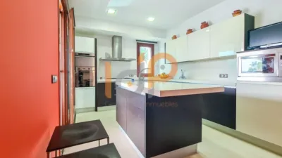 Chalet for sale in the Atalaya area of Huércal-Overa. Property built on a 560 m² plot with a constructed living area of 530 m². The house comprises 4 bedrooms (master bedroom with walk-in closet), 5 bathrooms (1 on the ground floor, 1 on the upper floor in each bedroom, 1 on the ground floor and 1 in the basement), 1 guest toilet in the exterior area, spacious separate lounge, fully furnished and equipped independent kitchen, large pantry, extensive laundry area, several terraces, and a basement with independent access and motorized doors capable of accommodating multiple cars. The property features high photo 14