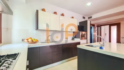 Chalet for sale in the Atalaya area of Huércal-Overa. Property built on a 560 m² plot with a constructed living area of 530 m². The house comprises 4 bedrooms (master bedroom with walk-in closet), 5 bathrooms (1 on the ground floor, 1 on the upper floor in each bedroom, 1 on the ground floor and 1 in the basement), 1 guest toilet in the exterior area, spacious separate lounge, fully furnished and equipped independent kitchen, large pantry, extensive laundry area, several terraces, and a basement with independent access and motorized doors capable of accommodating multiple cars. The property features high photo 15